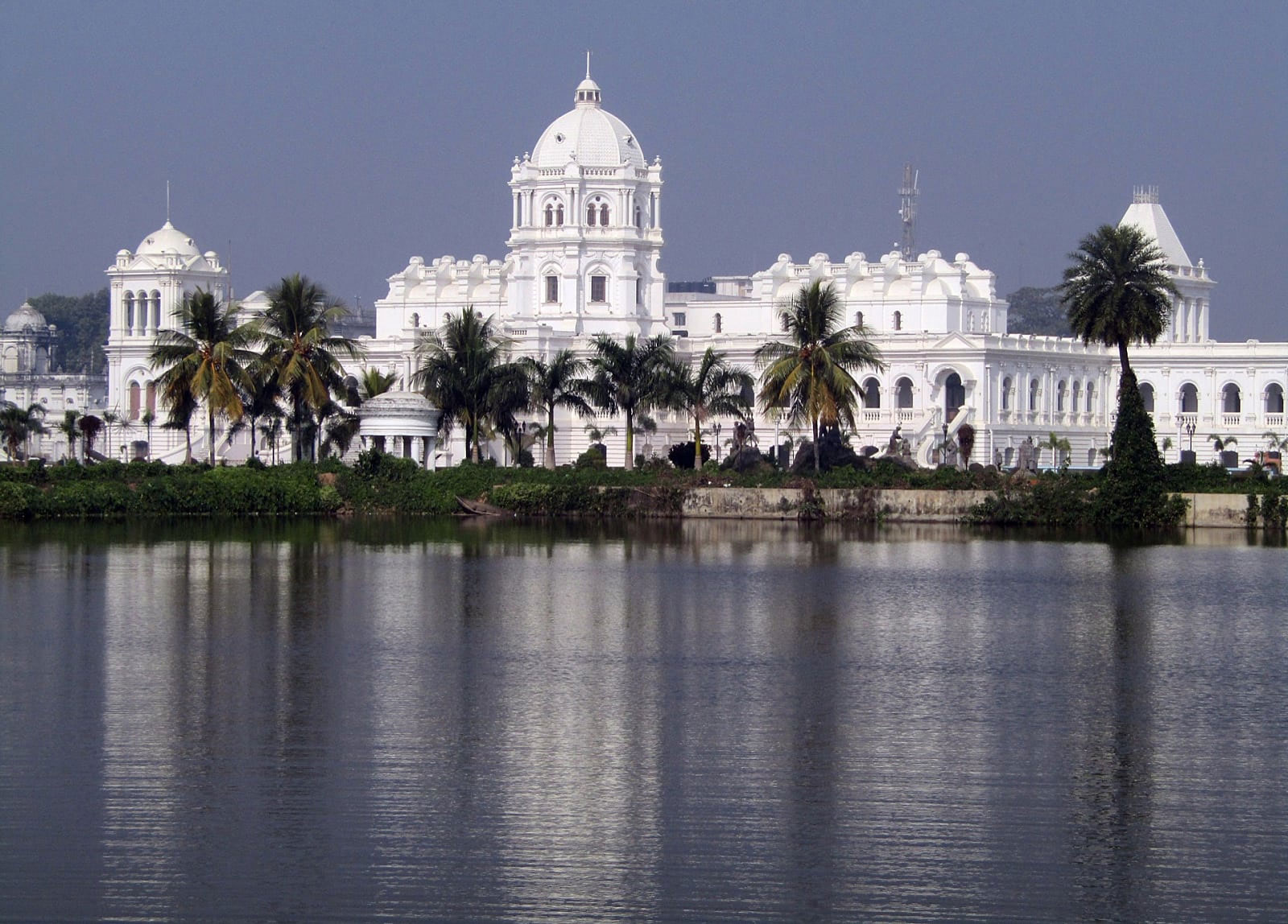 ইন্ডিয়াতে কম খরচে শপিং রাজ্য আগরতলা